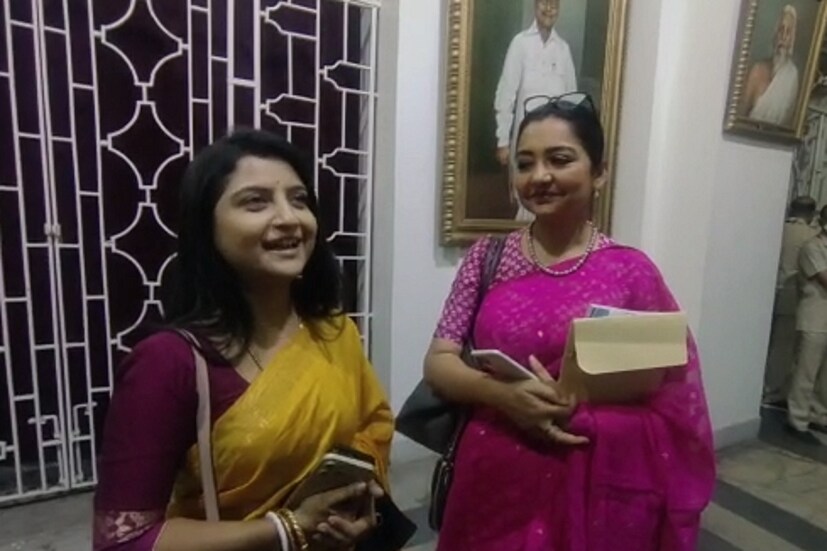 বিধানসভা সদনে গান শোনালেন তৃণমূল বিধায়ক অদিতি মুন্সি (Aditi Munshi)। বিধানসভার অধ্যক্ষ স্বয়ং তাঁকে অনুরোধ করেন গান গাইতে। স্পিকার বলেন, &quot;আজ আবার লক্ষ্মীর পাঁচালি পড়ার দিন। একদিকে দোল, অন্যদিকে লক্ষ্মী পুজো।&quot; ফিরহাদ হাকিম বলেন, &quot;আসল লক্ষ্মী তো আমাদের এখানে বসে আছেন, অর্থমন্ত্রী চন্দ্রিমা ভট্টাচার্য।&quot;  
