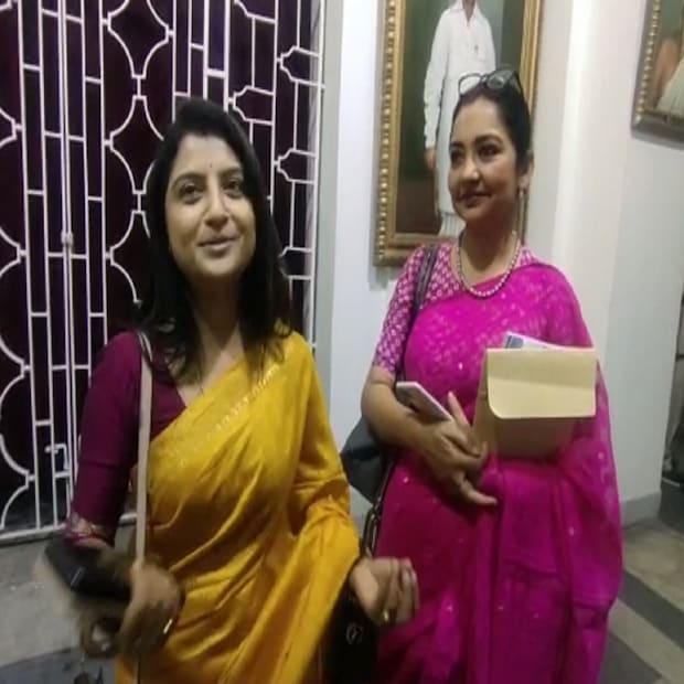 এদিন তৃণমূল বিধায়ক অদিতি গাইলেন, ''ওরে গৃহবাসী, খোল দ্বার খোল।'' প্রসঙ্গত, এর আগে বিভিন্ন জায়গায় মুখ্যমন্ত্রী মমতা বন্দ্যোপাধ্যায়ও অদিতিকে গান গাওয়ার অনুরোধ করেছেন। 