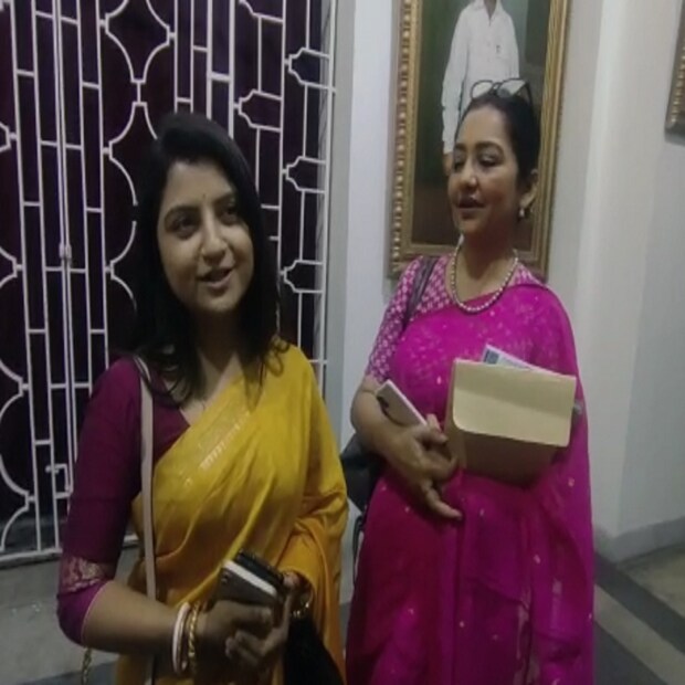 প্রসঙ্গত, বুধবার বিধানসভায় এসে ভাষণ দিয়েছিলেন মুখ্যমন্ত্রী মমতা বন্দ্যোপাধ্যায়। গত সোমবার থেকে রাজ্যের বাজেট অধিবেশনে শুরু হয়েছে। তারপর বাজেট বিষয়ে বক্তৃতা দিয়েছিলেন মুখ্যমন্ত্রী। বুধবার তিনি রাজ্যের আইনশৃঙ্খলা পরিস্থিতি নিয়েও বক্তব্য রাখেন। কিন্তু গতকাল বিজেপির বিধায়করা মুখ্যমন্ত্রীর বক্তব্য না শুনে চিৎকার করে ওয়াকআউট করেন। আর তাতেই মুখ্যমন্ত্রী বলেন, ''ওরা ভয় পেয়ে পালিয়ে গেল।''