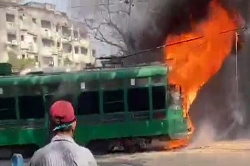 কলকাতা: মারাত্মক ঘটনা কলকাতায়। চলন্ত ট্রামে (Kolkata Tram) লেগে গেল আগুন। বৃহস্পতিবার নোনাপুকুর ট্রাম ডিপোর সামনে ঘটনাটি ঘটেছে। দুর্ঘটনাগ্রস্ত ট্রামটি AC ট্রাম ছিল। তবে, যে সময় আগুন লাগে ট্রামটিতে, সেই সময় তাতে কোন যাত্রী ছিল না। ফলে বড়সড় কোনও দুর্ঘটনা ঘটেনি। কিন্তু রাস্তার মধ্যে দাউদাউ করে জ্বলছে ট্রাম, এই ঘটনায় চাঞ্চল্য ছড়িয়ে পড়ে গোটা এলাকায়।