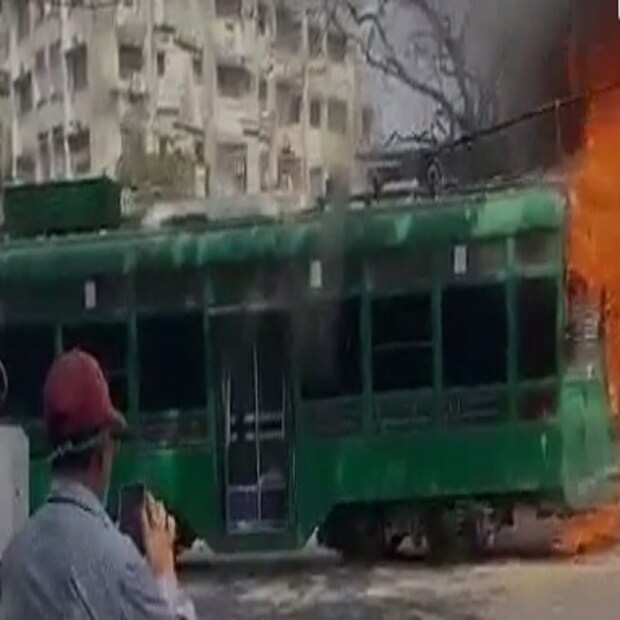 জানা গিয়েছে, এজেসি বোস রোডের উপর দিয়ে যখন ট্রামটি যাচ্ছিল, তখনই পেছনের কামরায় আগুন লেগে যায়। দ্রুত খবর যায় দমকলে। তড়িঘড়ি ঘটনাস্থলে পৌঁছয় দমকলের একটি ইঞ্জিন। 