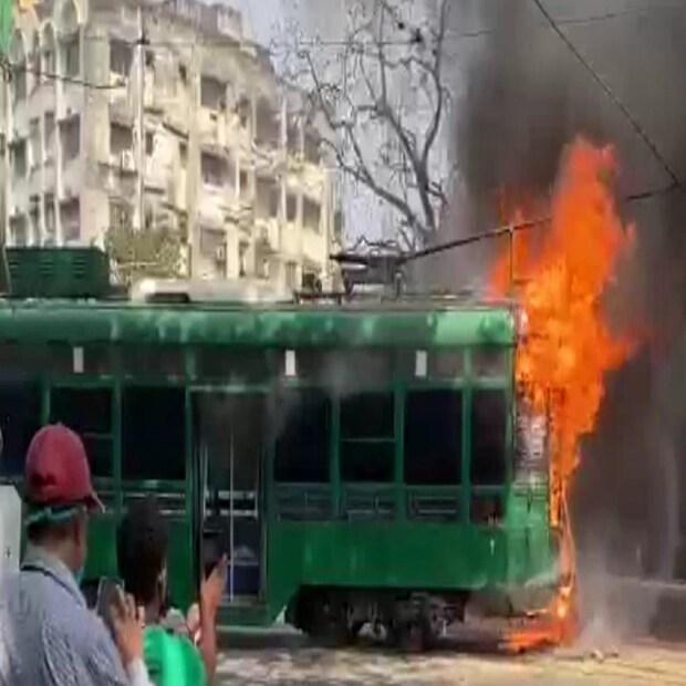  প্রত্যক্ষদর্শীদের কথায়, আচমকাই বিকট শব্দ হয়। স্বাভাবিকভাবেই শব্দ পেয়ে অনেকেই ছুটে যান এলাকার বাসিন্দা, পথচলতি মানুষরা। সকলেই দেখতে পান, দাউদাউ করে জ্বলছে ট্রামটি। 