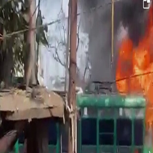 তবে, ট্রামের চালক ও কন্ডাকটর বড় কিছু ঘটার আগেই নেমে যান। বড় কোন ঘটনা না ঘটলেও ব্যস্ত রাস্তার ঠিক মাঝে ট্রামটিতে আগুন লেগে যাওয়ায় ওই এলাকায় ব্যাপক যানজট তৈরি হয়। 