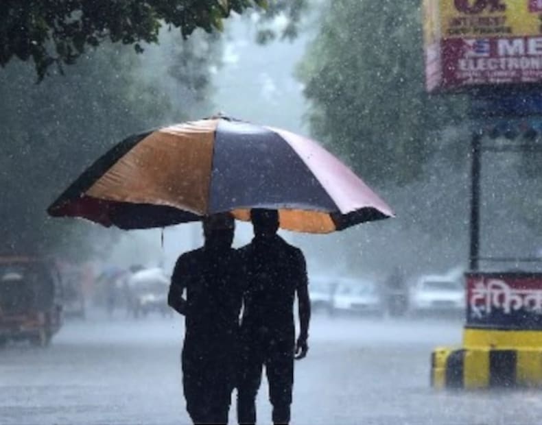 ২. বাড়িতে ছাতা রাখা বিপদজনক:   বিশেষ করে পাশ্চাত্য দেশগুলিতে এই বিশ্বাস প্রচলিত রয়েছে। যদিও এই বিশ্বাসের কারণ অস্পষ্ট।
