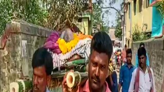 আলমগীর-মান্নানদের কাঁধেই শেষযাত্রায় বাসন্তী দে