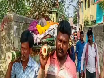 আলমগীর-মান্নানদের কাঁধেই শেষযাত্রায় বাসন্তী দে