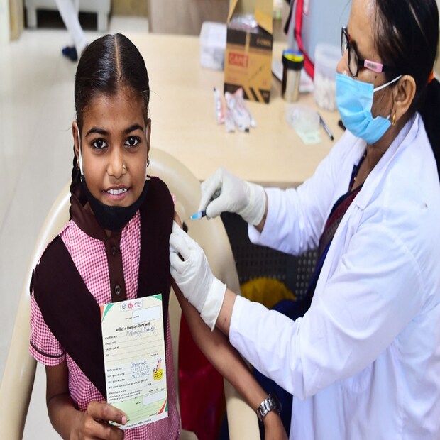 এই পরিস্থিতিতে পড়ুয়াদের সুরক্ষার বিষয়টি বেশি করে নজরে রাখার সিদ্ধান্ত নেওয়া হয়েছে। তাই ১২ বছরের উর্ধ্বে শিশুদের করোনা টিকাকরণ প্রক্রিয়া শুরু হয়ে গিয়েছে দেশে। চলছে রেজিস্ট্রেশন প্রক্রিয়া। কোউইন অ্যাপে চলছে রেজিস্ট্রেশনও। প্রয়োজনে কোনও স্কুল চাইলে সেই সমস্ত স্কুলকে কলকাতা পুরসভার পক্ষ থেকে টিকা পৌঁছে দেওয়া হবে। টিকাকেন্দ্র গিয়ে রেজিস্ট্রেশন করে টিকা নেওয়ার ব্যবস্থাও থাকছে।   