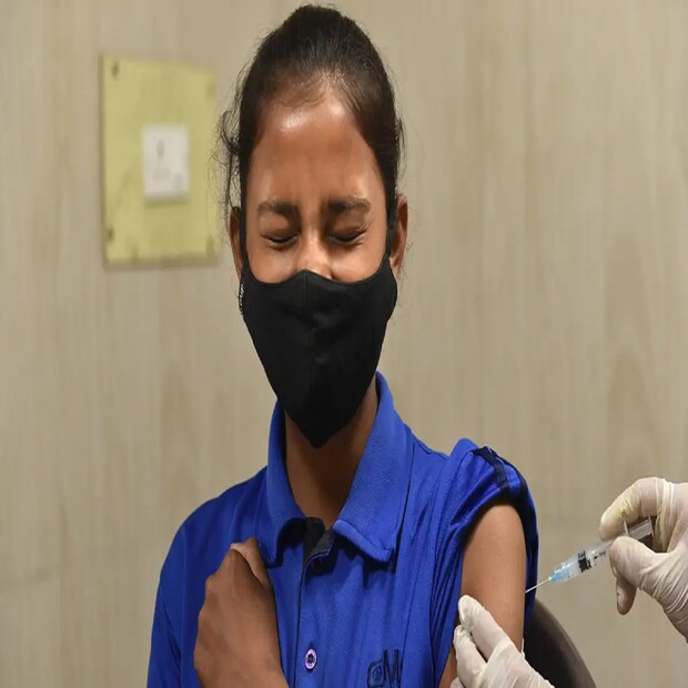 ১৫ বছরের ঊর্ধ্বে দেশের ৮৩ শতাংশ মানুষই দু'টি ডোজের টিকা পেয়েছেন৷ তবে এর পরেও ১৮ বছরের ঊর্ধ্বে প্রত্যেককে তৃতীয় ডোজ দেওয়ার যে সিদ্ধান্ত সরকার নিয়েছে, তাতে স্বাগত জানিয়েছে চিকিৎসক মহল৷ 