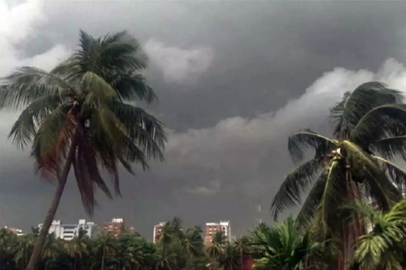 দক্ষিণ বঙ্গোপসাগরে তৈরি নিম্নচাপ শক্তি বাড়িয়ে গভীর নিম্নচাপে পরিণত হয়েছে। দক্ষিণ পূর্ব বঙ্গোপসাগর ও দক্ষিণ আন্দামান সাগরের কাছাকাছি এই গভীর নিম্নচাপের অবস্থান। মধ্য বঙ্গোপসাগরে তা আরও শক্তিশালী হবে। আগামী ২৪ ঘণ্টায় এটি অতি গভীর নিম্নচাপে পরিণত হবে। আপাতত উত্তর দিকে অগ্রসর হচ্ছে। যার ফলে শুষ্ক ও গরম বসন্তের পরিবেশ। আগামী চার পাঁচ দিন বৃষ্টির কোন সম্ভাবনাই নেই। দিনের বেলায় তাপমাত্রা সামান্য বাড়তে পারে। শুধু দার্জিলিং ও কালিম্পংয়ে হালকা বৃষ্টির সামান্য সম্ভাবনা।