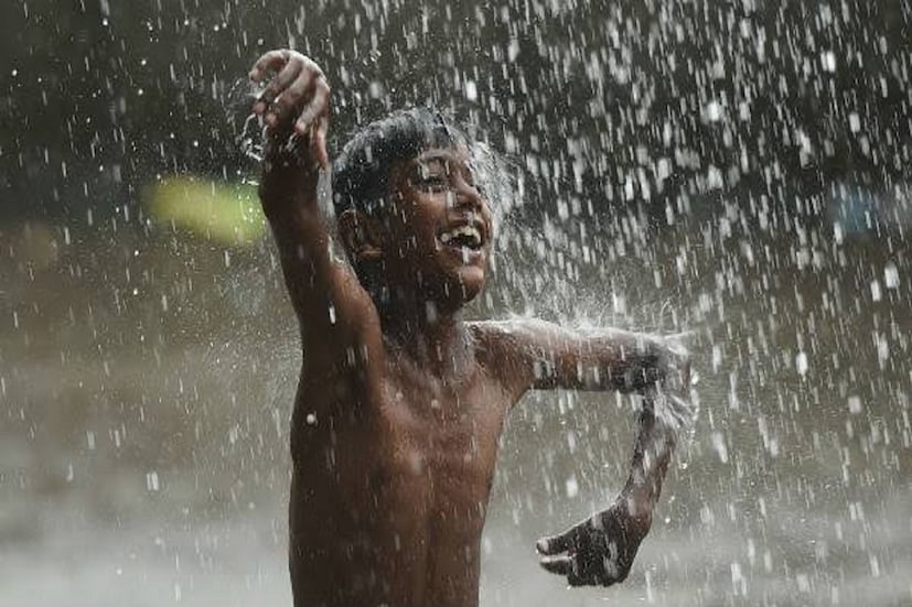  এপ্রিলও আসেনি। এরই মধ্যে হাঁসফাঁস গরম বাংলায় (West Bengal Weather)। কিন্তু তার থেকে কি রেহাই দেবে বৃষ্টি? কলকাতায় কিন্তু তেমন কোনও আশা নেই। এমনই মত আবহাওয়া দফতরের। সকাল থেকে মেঘলা হলেও এখনও নেই বৃষ্টির কোন সম্ভাবনা। হাওয়া অফিস জানাচ্ছে কলকাতার তাপমাত্রা উল্টে বাড়বে। যদিও উত্তরবঙ্গের জেলাগুলিতে হালকা থেকে মাঝারি বৃষ্টিপাত হতে পারে।