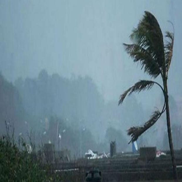 সোমবার বঙ্গোপসাগরে তৈরি হবে ঘূর্ণিঝড় অশনি। এই ঝড়ের নাম দিয়েছে শ্রীলঙ্কা। ইতিমধ্যেই দক্ষিণ বঙ্গোপসাগরে তৈরি নিম্নচাপ শক্তি বাড়িয়ে গভীর নিম্নচাপে পরিণত হচ্ছে। প্রাথমিকভাবে ঘূর্ণিঝড় ক্রমশ উত্তর দিকে এগোলেও পরবর্তীকালে এটি উত্তর-উত্তরপূর্ব দিকে বাঁক নেবে। মঙ্গলবার সকালের মধ্যে ঘূর্ণিঝড়টি  উত্তর মায়ানমার উপকূলে স্থলভাগে প্রবেশ করার সম্ভাবনা রয়েছে। যার ফলে সরাসরি প্রভাব পড়বে দক্ষিণ বাংলাদেশের জেলাগুলিতেও। এর সরাসরি প্রভাব আমাদের রাজ্য পশ্চিমবঙ্গে না পড়লেও এর ফলে প্রচুর জলীয় বাষ্প ঢুকতে পারে দক্ষিণবঙ্গের উপকূলীয় জেলাগুলোতে। এর ফলে কিছুটা আবহাওয়ার পরিবর্তন হতে পারে। মঙ্গলবার ও বুধবার আংশিক মেঘলা আকাশের সম্ভাবনা রয়েছে উপকূলের জেলাগুলিতে। প্রচুর জলীয় বাষ্প ঢোকায় অস্বস্তিও বাড়বে।