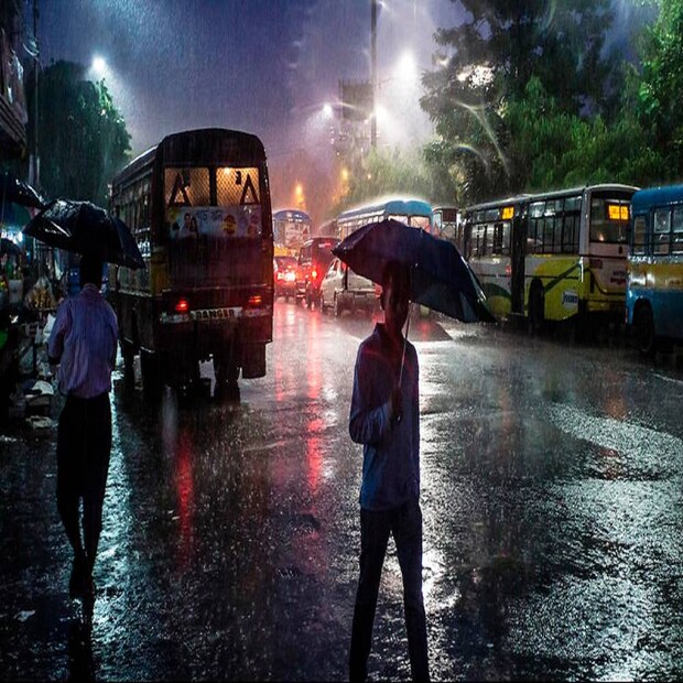 আলিপুর আবহাওয়া দফতর জানাচ্ছে, রাজ্যে আপাতত বৃষ্টির তেমন কোনও সম্ভাবনা নেই। ৩৭ থেকে ৩৮ ডিগ্রি সেলসিয়াসের মধ্যে ঘোরাফেরা করতে পারে কলকাতা শহরের তাপমাত্রা। বাড়বে আপেক্ষিক আর্দ্রতার পরিমাণও। বুধবার কলকাতার সর্বোচ্চ তাপমাত্রা থাকতে পারে ৩৭ ডিগ্রি সেলসিয়াস। সর্বনিম্ন তাপমাত্রা ২৫ ডিগ্রির আশপাশে। আপেক্ষিক আর্দ্রতা থাকবে ৯৩ শতাংশ।