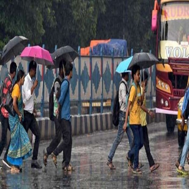ভারী বৃষ্টি না হলেও থাকলেও হালকা থেকে মাঝারি বৃষ্টি হতে পারে কলকাতায় ও সংলগ্ন অঞ্চলে। আগামী ২৪ ঘণ্টায় না হলেও কয়েকদিনের মধ্যে হাওয়া বদলের ইঙ্গিত দিয়েছেন আবহাওয়াবিদরা। দক্ষিণবঙ্গের বেশিরভাগ জেলাতেই আগামী কয়েকদিনের মধ্যে বিক্ষিপ্ত বৃষ্টিপাতের পূর্বাভাস রয়েছে। উত্তর ও দক্ষিণ ২৪ পরগনা, পূর্ব ও পশ্চিম মেদিনীপুর, হাওড়া, হুগলি এবং কলকাতাতেও বিচ্ছিন্নভাবে বৃষ্টিপাত হতে পারে বলে জানা যাচ্ছে।