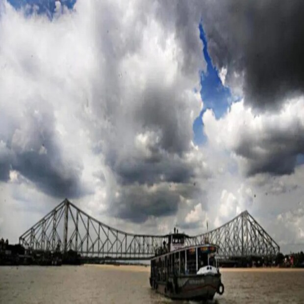  উত্তর ও দক্ষিণবঙ্গে আগামী চারপাঁচ দিন বৃষ্টির কোন সম্ভাবনা নেই। দার্জিলিং, কালিম্পংয়ের পার্বত্য এলাকায় খুব হালকা বৃষ্টির সম্ভাবনা রয়েছে। বাকি কোন জেলাতেই বৃষ্টির কোন সম্ভাবনা নেই তেমন। 