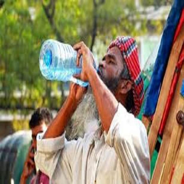জেলার সর্বোচ্চ তাপমাত্রা ইতিমধ্যেই ছুঁয়েছে ৪০ ডিগ্রি সেলসিয়াস। বেলা বাড়তেই রাস্তাঘাট ফাঁকা হয়ে যাচ্ছে জেলায় জেলায়। দিনে দিনে বাড়ছে তাপমাত্রার পারদ। গরমে হাঁসফাঁস অবস্থা। তবে আরও দুঃসংবাদ দিয়ে আবহাওয়া দফতর জানাচ্ছে, কলকাতা সহ দক্ষিণবঙ্গের জেলাগুলির সর্বোচ্চ তাপমাত্রা আরও বাড়বে আগামী সপ্তাহে। অর্থাৎ আরও গরম পড়তে চলেছে দক্ষিণবঙ্গে।