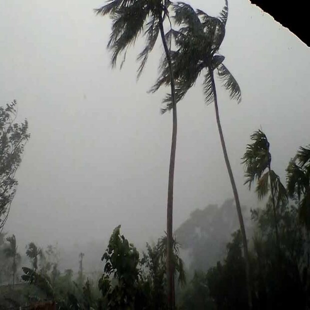ঘণ্টায় ৩০-৪০ কিমি বেগে বজ্রবিদ্যুৎ-সহ ঝড়বৃষ্টির সতর্কতা রয়েছে দক্ষিণবঙ্গের দুই জেলায়৷ আলিপুর হাওয়া অফিস বলছে, এবার উত্তরবঙ্গে বৃষ্টির পরিমাণ কমবে। বরং শিকে ছিঁড়বে দক্ষিণবঙ্গের ভাগ্যে।