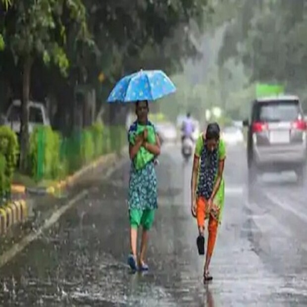 আলিপুর আবহাওয়া দফতর সূত্রে জানা গিয়েছে,সিকিম থেকে ছত্তিশগড় অবধি বড়সড় পরিবর্তন হয়েছে অক্ষরেখার অবস্থানে। ফলে প্রচুর পরিমাণে জলীয় বাষ্প বঙ্গোপসাগর থেকে ঢুকছে বাংলায়। যার জেরেই বৃষ্টির সম্ভাবনা তৈরি হয়েছে। বাতাসে বিপুল পরিমাণ জলীয় বাষ্পের জন্য বাড়তে পারে আর্দ্রতা জনিত অস্বস্তি। 