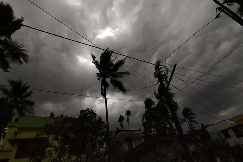 আজ অর্থাৎ পয়লা বৈশাখ দক্ষিণবঙ্গের সবকটি জেলায় বৃষ্টি না হলেও সপ্তাহান্তে অর্থাৎ শনি এবং রবিবার তুমুল বৃষ্টির সম্ভাবনা তৈরি হচ্ছে কলকাতা-সহ দক্ষিণবঙ্গের জেলায় জেলায়। মুর্শিদাবাদ এবং মেদিনীপুরের কিছু অংশে আগামী ৪৮ ঘণ্টায় বৃষ্টির বিক্ষিপ্ত সম্ভাবনা রয়েছে।