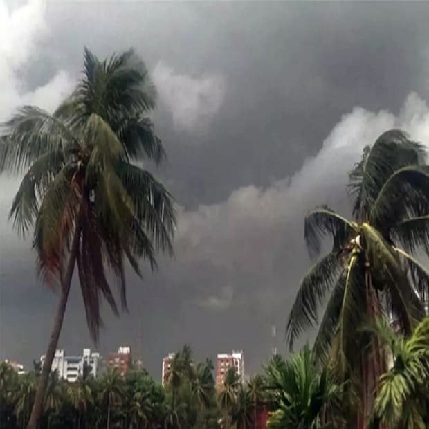 আবহাওয়ার শুষ্কতার জন্য ৩৩ থেকে ৩৫ ডিগ্রি সেলসিয়াস গরমেও প্রায় ৪০ ডিগ্রি গরমের অস্বস্তি অনুভূত হচ্ছে। বৃহস্পতিবার কলকাতা এবং আশপাশে বিকেলের আকাশে হঠাৎ মেঘ দেখা গেলেও বৃষ্টি হয়নি ছিটেফোঁটাও। বৃহস্পতিবার রাতে সর্বোচ্চ তাপমাত্রা ৩৫.৪ ডিগ্রি সেলসিয়াস ছিল, যা স্বাভাবিক।