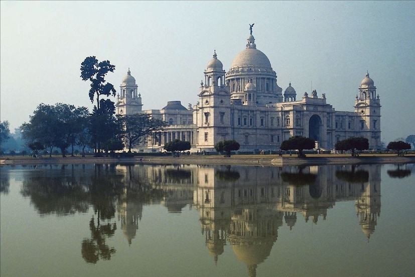 *দিকে দিকে ফুটেছে পলাশ। গাছে গাছে ধরেছে আমের মুকুল। শোনা যাচ্ছে ককিলের ডাক। ঝরা পাতায় খসখস শব্দ জানান দিচ্ছে বসন্ত এসে গেছে। দুর্গাপুজোর পরর থেকে এখনও পর্যন্ত বৃষ্টি যেভাবে মানুষকে নাস্তানাবুদ করেছে, তাতে বসন্তেও যে তা বজায় থাকবে, তা নিয়ে একপ্রকার নিশ্চিত সকলেই। তবে আপাতত কয়েকদিনের জন্যপ স্বস্তির বার্তা শুনিয়েছে আলিপুর আবহাওয়া দফতর। প্রতীকী ছবি। *দিকে দিকে ফুটেছে পলাশ। গাছে গাছে ধরেছে আমের মুকুল। শোনা যাচ্ছে ককিলের ডাক। ঝরা পাতায় খসখস শব্দ জানান দিচ্ছে বসন্ত এসে গেছে। দুর্গাপুজোর পরর থেকে এখনও পর্যন্ত বৃষ্টি যেভাবে মানুষকে নাস্তানাবুদ করেছে, তাতে বসন্তেও যে তা বজায় থাকবে, তা নিয়ে একপ্রকার নিশ্চিত সকলেই। তবে আপাতত কয়েকদিনের জন্যপ স্বস্তির বার্তা শুনিয়েছে আলিপুর আবহাওয়া দফতর। প্রতীকী ছবি।