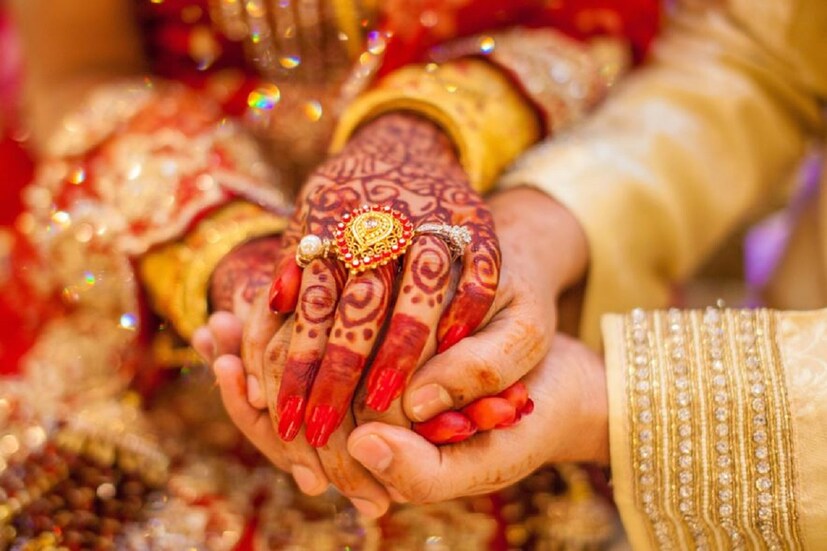 ৫ লক্ষ টাকা এবং ৫০ তোলা রুপোর গয়না নিয়ে পালায় পীড়িত মেহারাম অভিযোগ জানিয়েছেন ঠগিনী নতুন বউ ৫ লক্ষ টাকা এবং ৫০ তোলা রুপোর গয়না এবং ২ তোলা সোনার গয়না নিয়ে পালিয়ে যান৷ এটাই প্রথম নয় যখন বারমেরে এইভাবে বিয়ের নামে ধোঁকা দেওয়ার ঘটনা ঘটল৷ এর আগেও এখান থেকে এইভাবে বহু পরিবারে ধোঁকা দেওয়ার ঘটনা ঘটল৷ Photo- Representative 