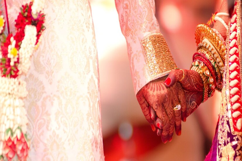 আবার কেউ কেউ সারাজীবন বিয়ে নাও করতে পারেন। কিন্তু আদতে বিয়ের সঠিক বয়স কী হওয়া উচিত? সঠিক বয়সে বিয়ে নিয়ে ঠিক কী কী পরিস্থিতির মুখোমুখি হতে হয় প্রত্যেক নারী পুরুষকে। এই সব নিয়ে খতিয়ে দেখতেই এবার আমেরিকার হার্ভার্ড বিশ্ববিদ্যালয় একটি সমীক্ষা চালাল। প্রতীকী ছবি। 