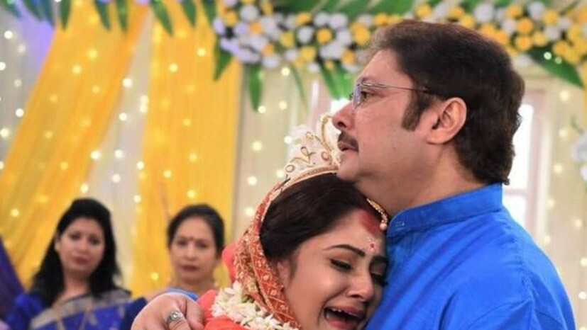 প্রথম ধারাবাহিক ‘টাপুর টুপুর’, ‘আঁচল’ এবং পরে ‘মোহর’, ‘চোখের তারা তুই’, ‘ইচ্ছে নদী’, ‘অন্দরমহল’, ‘কুসুম দোলা’, ‘ফাগুন বউয়ে’র মতো ধারাবাহিকে চুটিয়ে অভিনয় করেছেন অভিষেক। ‘খড়কুটো’ ধারাবাহিকে গুনগুনের বাবার চরিত্রে অভিনয় করে মন জিতে নিয়েছেন তিনি। কাজপাগল মানুষটা কাজের মধ্যেই যেন নিলেন চিরবিদায়।