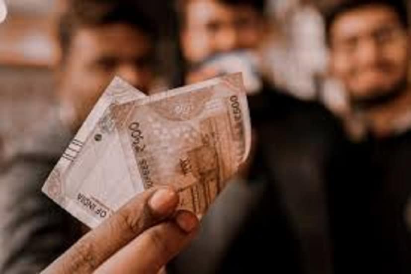 কেন্দ্রীয় সরকারি (Central Government Employees) কর্মীদের জন্য অত্যন্ত বড় খবর! কেননা ১৮ মাস ধরে মহার্ঘ ভাতা বকেয়া আছে (18 Months DA Arrear), এই নিয়ে যে সমস্ত সরকারি কর্মীরা অধীর আগ্রহে বসে আছেন তাঁরা বড়সড় উপহার পেতে পারেন ৷ প্রতীকী ছবি ৷
