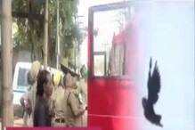 ২ দিন ধরে মাঞ্জায় পা আটকে গাছের ডাল থেকে ঝুলছিল, বন দফতরের দক্ষতায় উদ্ধার কাক ২ দিন ধরে মাঞ্জায় পা আটকে গাছের ডাল থেকে ঝুলছিল, বন দফতরের দক্ষতায় উদ্ধার কাক