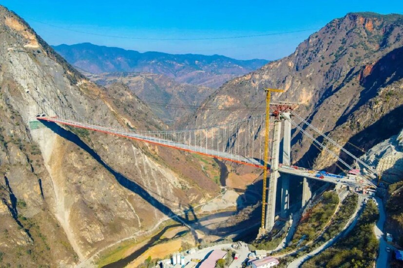LVZHIJIANG BRIDGE IN CHINA-- চিনের ঝুলন্ত এই ব্রিজটি ৭৯৮ মিটার লম্বা। একদিকে রয়েছে একটি টাওয়ার, দু'দিকেই রয়েছে কেবল