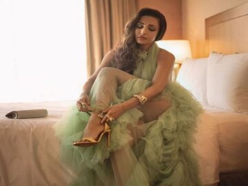 Viral News: Malaika Arora wore a very expensive dress know the price of her golden sandals- Photo Courtesy- Instagram 
