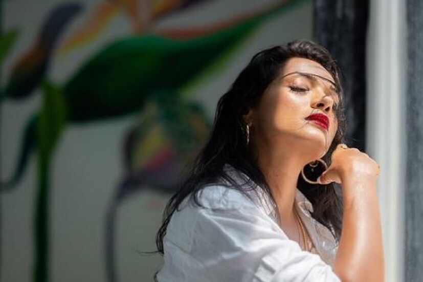 মেঘা গুপ্তর লেটেস্ট ছবি সোশ্যাল মিডিয়ায় ঝড় তুলেছে ৷ সারা রঙের শার্টে তুমুল ঝড় তুলেছেন তিনি ৷ ছবি সৌজন্যে ইনস্টাগ্রাম ৷