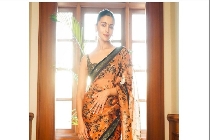 বলিটাউন এখন আলিয়া-ময়! সব্যসাচীর শাড়িতে ঝড় তুললেন সুন্দরী
