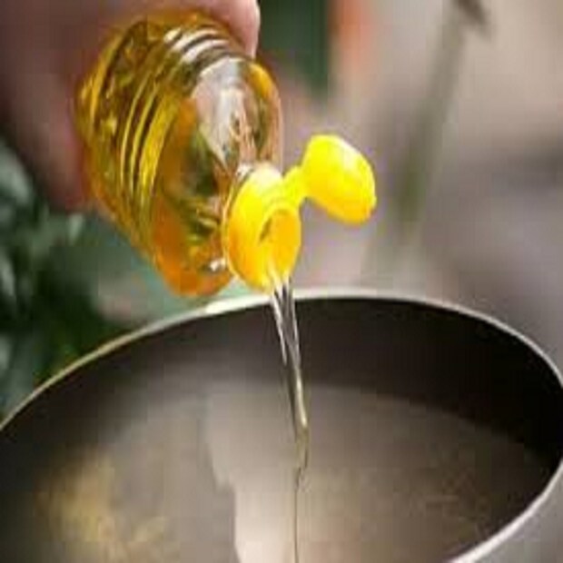রাশিয়া (Russia) ও ইউক্রেন (Ukraine) ভোজ্য তেলের (Edible Oil) বড় রফতানিকারক দেশ ৷ ভারতে প্রায় ৭০ শতাংশ সূর্যমুখী তেল (Sunflower Oil) আসে ইউক্রেন (Ukraine) থেকে ফলত যুদ্ধ বিধ্বস্ত ইউক্রেনের (Ukraine) এমন অবস্থা হওয়াতেই ভারতে রান্নার তেলের দাম (The Price Hike of Cooking Oil in India) আকাশ ছুঁয়েছে ৷ প্রতীকী ছবি ৷ 
