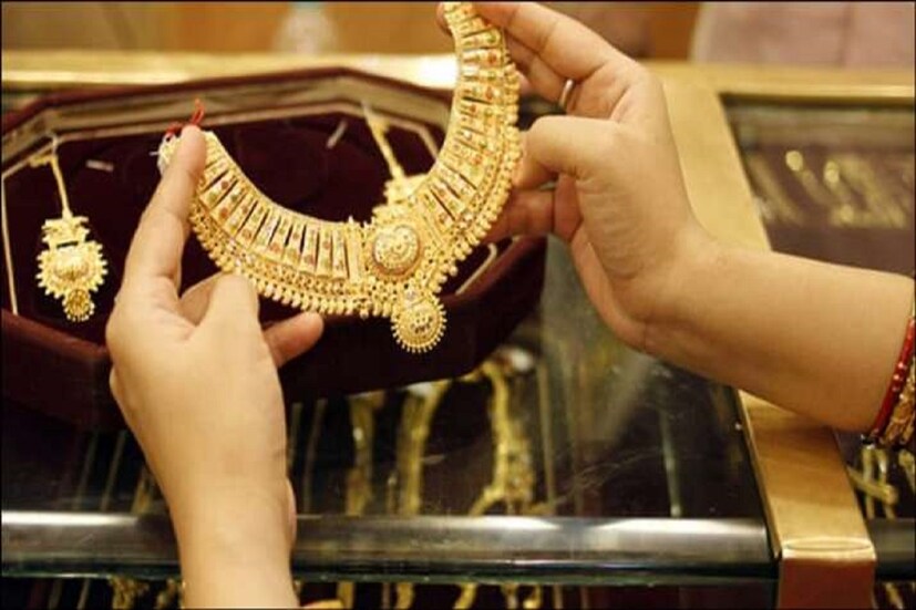 কলকাতায় ২৪ ক্যারাট (24 Carat Gold Price) সোনার ১ গ্রামের দাম (Kolkata Gold Price) ৫,২৪৭ টাকা (কমেছে ৩৪ টাকা), ৮ গ্রামের দাম ৪১,৯৭৬ টাকা (কমেছে ২৭২ টাকা) ৷ প্রতীকী ছবি ৷