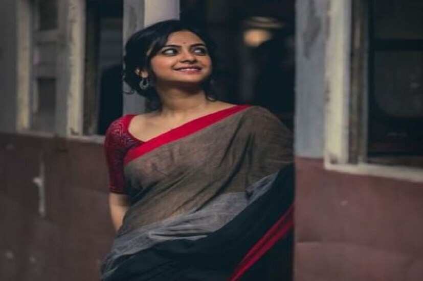সোশ্যাল মিডিয়াতেও খুবই অ্যাক্টিভ শোলাঙ্কি রায় (Solanki Roy)৷ তাঁর বিভিন্ন হ্যান্ডেলের প্রোফাইলে ফলোয়ারও প্রচুর৷ সেখানেই নিয়মিত নিজের ছবি আপলোড করেন টলিউড অভিনেত্রী৷  Photo Courtesy- Solanki Roy/Instagram 