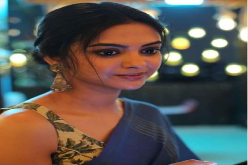 অনেকদিন ধরেই তিনি সিরিয়াল জগতের চেনা মুখ এর আগেও সাত ভাই চম্পা. ফাগুন বউ, প্রথমা কাদম্বিনী সিরিয়ালে অভিনয় করেছেন৷ প্রধানত যে চরিত্রগুলিতে টিভি পর্দায় তিনি এসেছেন সেগুলিতে তাঁকে বেশ শান্ত সংযত একদম ঘরোয়া পাশের বাড়ির চরিত্রেই দেখা গেছে৷ তাঁর সেই লুকটাই তাই খুবই জনপ্রিয়৷ Photo Courtesy- Solanki Roy/Instagram 