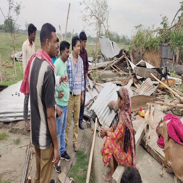 সঙ্গে শিলাবৃষ্টির জেরেও ব্যপক ক্ষয়ক্ষতি হয়েছে। তৃণমূলের জেলা সভাপতি পার্থপ্রতীম রায় জানিয়েছেন, ব্যাপক ক্ষয়ক্ষতি হয়েছে। প্রয়োজনীয় ব্যবস্থা নেওয়া হচ্ছে। ত্রাণ বিলি শুরু হয়েছে। 