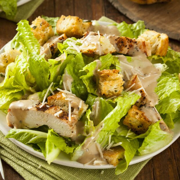 ১) গ্রিলড চিকেন স্যালাড (Grilled Chicken Salad): গ্রিলড চিকেন স্যালাড প্রোটিন ও ফাইবারে পরিপূর্ণ, এর সঙ্গে নিয়মিত সব্জি, ফল, বাদাম ইত্যাদি মিশিয়ে এক উপাদেয় পদ তৈরি হবে যা ভাল স্বাস্থ্যের সঙ্গে রসনাতেও আলাদা করে তৃপ্তি নিয়ে আসবে ৷ প্রতীকী ছবি ৷