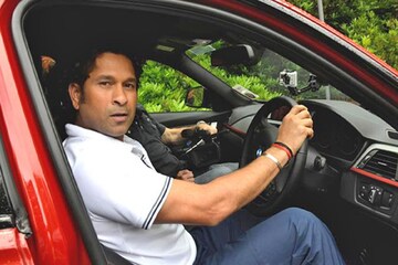 ফেরারি থেকে বিশেষ BMW, বার্থডে বয় সচিনের গ্যারাজে কী সব গাড়ি রয়েছে জানেন? ফেরারি থেকে বিশেষ BMW, বার্থডে বয় সচিনের গ্যারাজে কী সব গাড়ি রয়েছে জানেন?