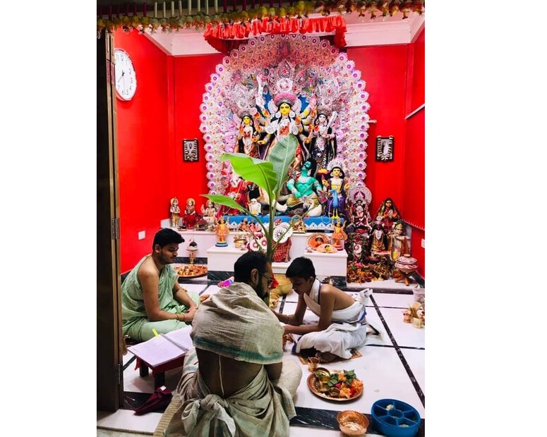তবে বনেদি বাড়ির পুজোতে হই-হুল্লোড় ও মজাই হয় আলাদা। কিন্তু বনেদি বাড়ির পুজোই বলেই যে এক হবে তা নয়। শিলিগুড়ি শহরের বুকে এমনই এক পুজো, এমনই এক আরাধনার সাক্ষী থাকছেন সকলে। শহরের হাকিমপাড়ার বাসন্তী ভিলাতে বাসন্তীপুজো হয়ে আসছে বিগত ২৩ বছর ধরে। কিন্তু এই যেন এক অন্যরকম পুজো। দেবীর নামও আলাদা। কী এই পুজো? অন্য বাসন্তীপুজোর থেকে কি আলাদা এই পুজো? দেবীর নাম কি? কেনই বা এই নাম? (Story & Image: Vaskar Chakraborty)