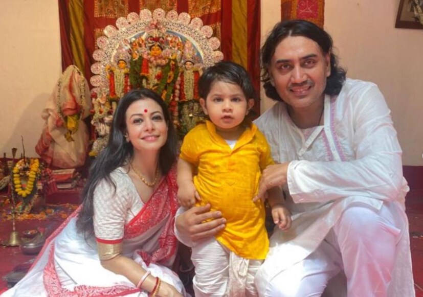 পুজোর সময়ে মল্লিক বাড়ি গমগম করে আনন্দে। গোটা পরিবার এক হয়। সাবেকিয়ানা আজও ছাড়েনি তাঁরা। 