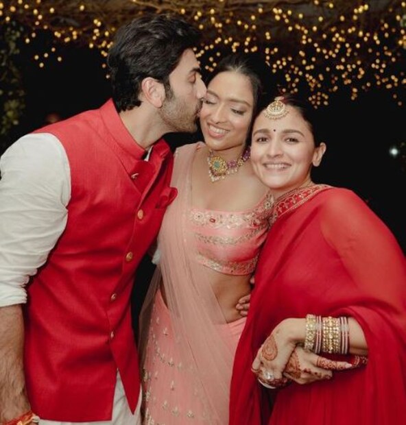 একটি ছবিতে দেখা যাচ্ছে আলিয়া ও রণবীরের মাঝে দাঁড়িয়ে তানিয়াষ রণবীর তানিয়ার গালে চুম্বন করছেন। এই ছবি দেখে নেটিজেনরা তির্যক প্রশ্নও করেছেন। তাঁদের প্রশ্ন, বউয়ের বান্ধবীকে এভাবে চুম্বন করা যায়? 