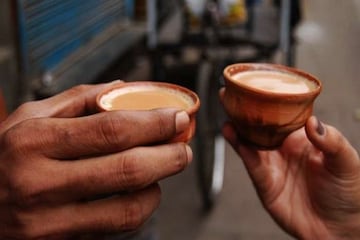 দোকানে মাটির ভাঁড়ে চা খান? শরীরে কী প্রভাব হয় জানেন? দোকানে মাটির ভাঁড়ে চা খান? শরীরে কী প্রভাব হয় জানেন?
