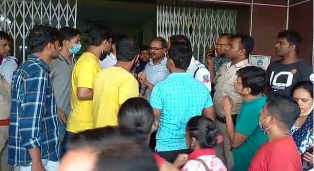 সল্টলেকের স্কুলে অভিভাবকদের বিক্ষোভ