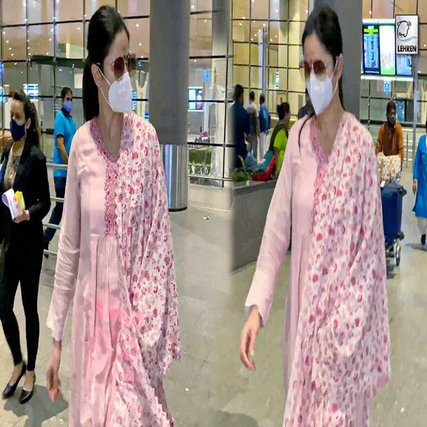 আরও একটি কারণে জল্পনা তৈরি হয়। বিমানবন্দরে বেশ কিছুদিন আগে এক ঢিলেঢালা সালোয়ার কামিজে দেখা গিয়েছিল ক্যাটরিনাকে। তার পরেই যেন জল্পনা আরও বেড়ে যায় তাঁর গর্ভাবস্থা নিয়ে। নেটিজেনরা মনে করেন, বেবি বাম্প ঢাকার জন্যই এই পোশাক পরেছেন। 