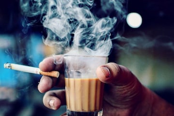 গরম চায়ের সঙ্গে সিগারেটের সুখটান, শরীরে কী মারাত্মক ক্ষতি হচ্ছে জানেন? গরম চায়ের সঙ্গে সিগারেটের সুখটান, শরীরে কী মারাত্মক ক্ষতি হচ্ছে জানেন?