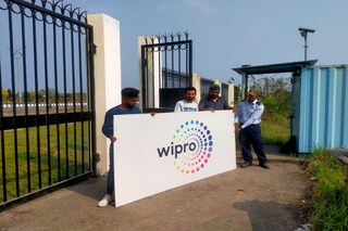 চলছে সাইনবোর্ড লাগানোর কাজ