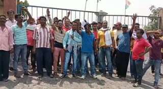 ইসিএলের সোনপুর বাজারি  এলাকায় বিক্ষোভ নিরাপত্তা কর্মীদের।