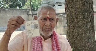 বাড়িতে বসে ভোট দিলেন ৮০ ঊর্ধ্ব  বৃদ্ধ গৌড় চুনারি।